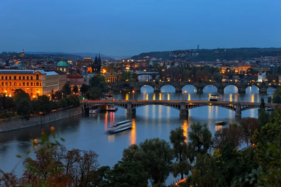 Noční Praha s výhledem na historické centrum