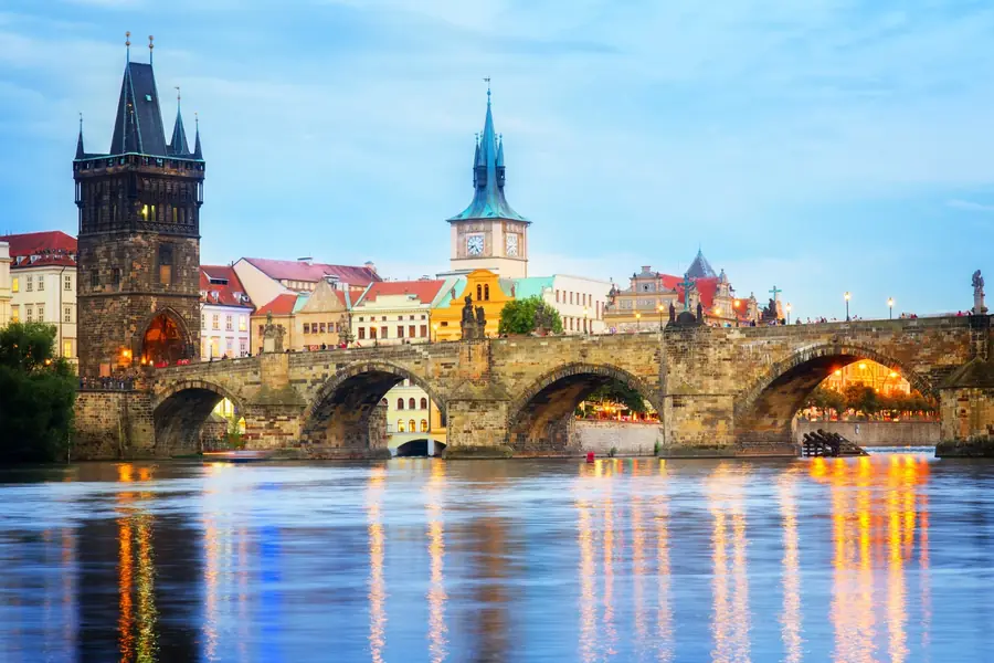Večerní Praha a Pražský hrad nad Vltavou