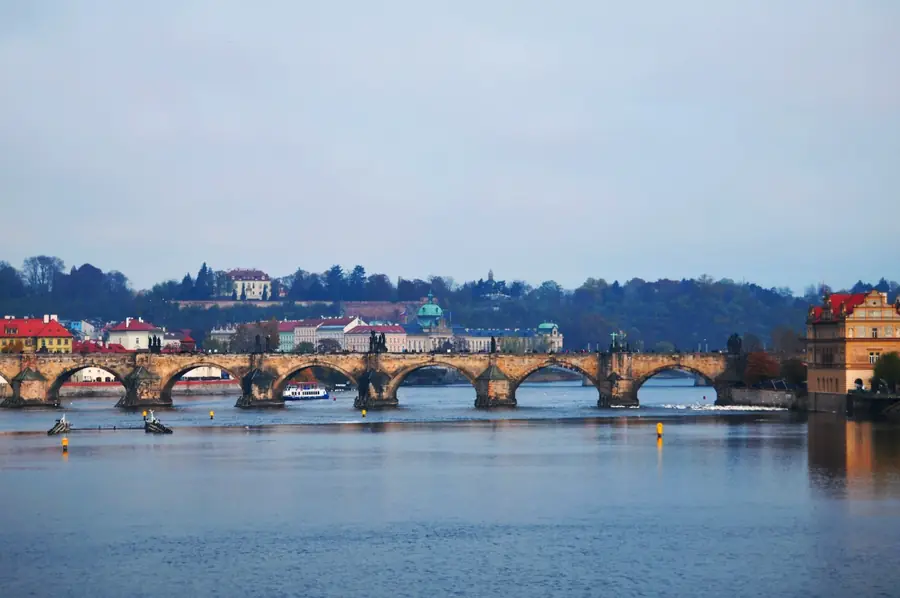 Karlův most za soumraku v Praze